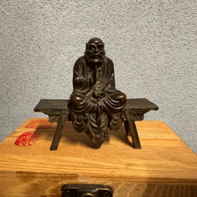 Tempai Sacerdote seduto